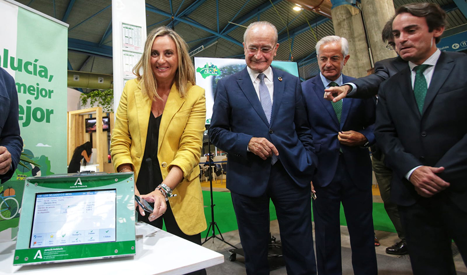 Marifrán Carazo realiza una simulación con la nueva tarjeta virtual para los transportes públicos de Andalucía.
